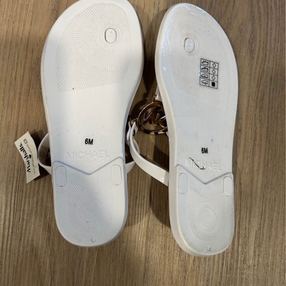 Michael Kors Elegant white with gold accents Sandals Flip Flops MK 6 - Picture 2 of 2